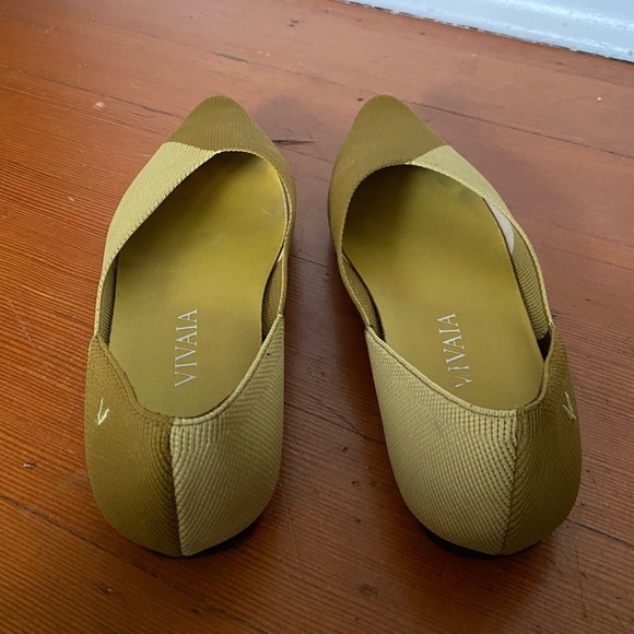 Vivaia Green Valencia Pointed-Toe V-Cut Flats - Picture 9 of 10